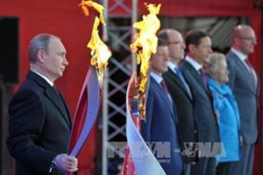 Tổng thống Nga Vladimir Putin và ngọn đuốc Sochi 2014.