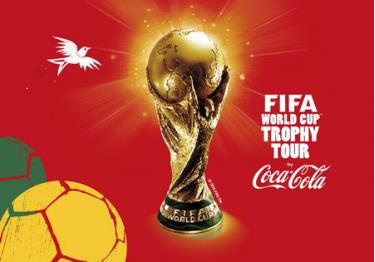 Coca-Cola là nhà đồng hành duy nhất được vinh dự mang chiếc Cúp danh giá đi khắp thế giới - Ảnh do ban tổ chức cung cấp.