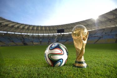 Brazuca là quả bóng thi đấu chính thức (OMB) có màu sắc sặc sỡ nhất. Thiết kế của Brazuca lấy cảm hứng từ những màu sắc sống động, từ niềm đam mê bóng đá và từ những di sản của đất nước Brazil.