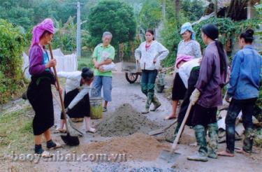 Người dân xã Nghĩa An (thị xã Nghĩa Lộ) tham gia kiên cố hóa hạ tầng nông thôn.