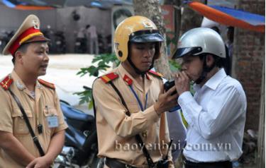 Nhiều chuyên đề lớn đã được cảnh sát giao thông thực hiện để đảm bảo trật tự an toàn giao thông.
Ảnh: Cảnh sát giao thông kiểm tra nồng độ cồn người tham gia giao thông.