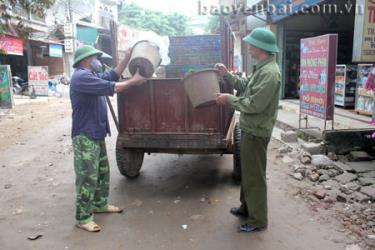 Tổ thu gom rác thải ở Trái Hút tích cực làm sạch môi trường.
