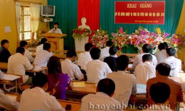 Công tác đào tạo, bồi dưỡng đã tạo kỹ năng, phương pháp làm việc khoa học, hiệu quả của cán bộ, công chức. Ảnh: Lớp bồi dưỡng nghiệp vụ công tác tuyên giáo - dân vận của huyện Mù Cang Chải năm 2013.