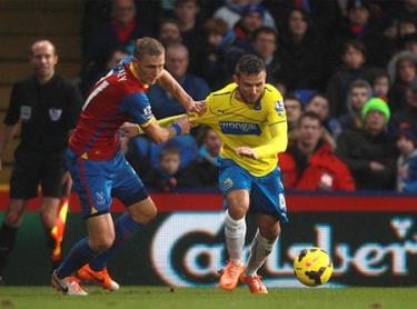 Cabaye (phải) đang được rất nhiều đội bóng quan tâm.
