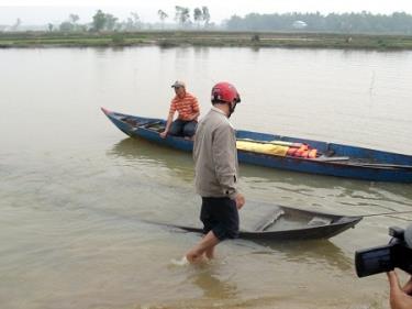 Hiện trường vụ lật ghe.