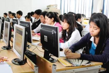 Sinh viên trong giờ học tin học tại Trường Dự bị đại học TPHCM.