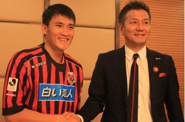 Công Vinh (trái) tại cuộc họp báo ở Vinh công bố sự kiện anh sang Nhật khoác áo Consadole Sapporo tháng 7-2013.