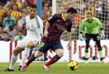 Lionel Messi (phải) và Cristiano Ronaldo là 2 ngôi sao sáng nhất của bóng đá châu Âu.
