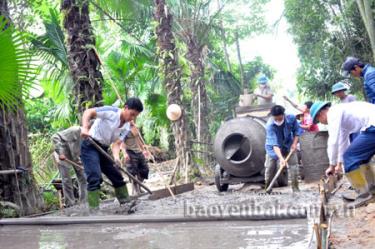 Nhân dân thôn Sơn Trung tích cực làm đường mới đón xuân.