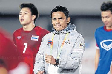 HLV Kiatisak kiêm nhiệm hai vai trò: dẫn dắt U23 Thái Lan và ĐT quốc gia Thái Lan.