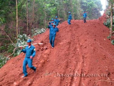 Dân quân cơ động huyện Yên Bình làm dân vận sau huấn luyện cụm.