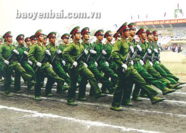 Các đồng chí lãnh đạo tỉnh thăm quan mô hình học cụ trưng bày tại lễ ra quân huấn luyện năm 2013.