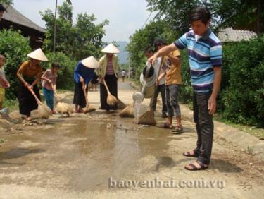 Nhân dân xã Thạch Lương tham gia ngày công lao động đắp mương phai.
