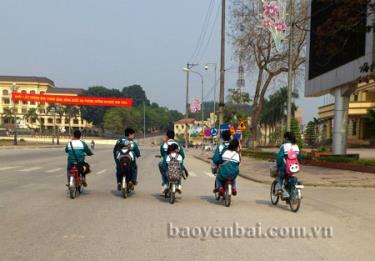 Nhiều học sinh, sinh viên dàn hàng ba, hàng bốn khi tham gia giao thông.