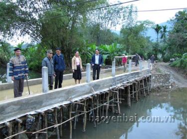 Lãnh đạo xã và nhân dân kiểm tra cầu Nà Lạn mới được Nhà nước đầu tư nâng cấp.