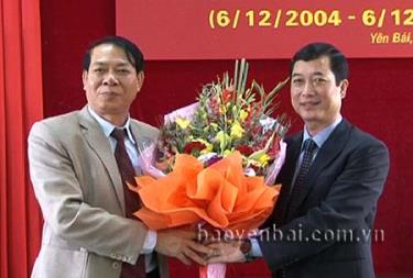 Đồng chí Nông Thụy Sỹ - Phó trưởng Ban Tuyên giáo Tỉnh ủy tặng hoa chúc mừng lãnh đạo Báo Yên Bái tại Lễ kỷ niệm.