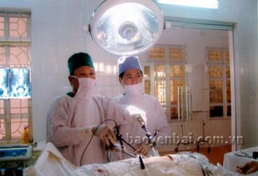Phẫu thuật nội soi các ca bệnh khó về ngoại khoa, sản khoa tại Bệnh viện Đa khoa khu vực Nghĩa Lộ.
(Ảnh: Đặng Phương Lan)