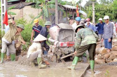 Nhân dân huyện Văn Yên tham gia làm đường giao thông nông thôn.