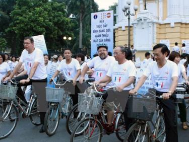 Các đại biểu tham gia diễu hành tuyên truyền cho Chiến dịch truyền thông về mất cân bằng giới tính khi sinh.