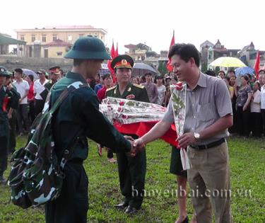 Đồng chí Ngô Hạnh Phúc - Ủy viên Ban Chấp hành Đảng bộ tỉnh, Bí thư Thành ủy Yên Bái tặng quà các tân binh tại lễ giao quân đợt 2 năm 2014.