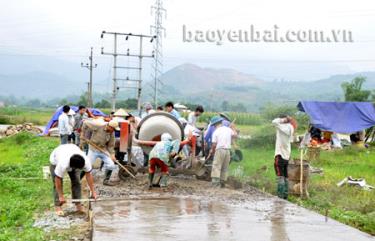 Nhân dân xã Phù Nham (Văn Chấn) góp sức bê tông hóa đường giao thông nội đồng.
