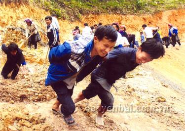 Đồng bào Mông vùng cao tích cực mở đường giao thông phục vụ phát triển kinh tế. (Ảnh: Quyết Thắng)