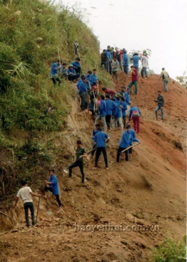 Thanh niên tình nguyện huyện Văn Chấn nhiệt tình lao động.