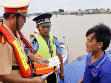 Cảnh sát giao thông đường thủy An Giang kiểm tra bằng lái, giấy phép sử dụng phương tiện giao thông đường thủy trên sông Châu Đốc.