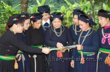 Chị Hoàng Thị Dung (giữa) tuyên truyền, vận động chị em thực hiện các biện pháp tránh thai hiện đại.