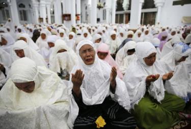 Phụ nữ ở Banda Aceh, Indonesia cầu nguyện cho những người đã khuất.