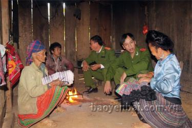 Cán chiến sỹ Đội Quản lý hành chính - Xây dựng phong trào và phụ trách xã về an ninh trật tự Công an huyện Trạm Tấu gặp gỡ, thăm hỏi người dân.