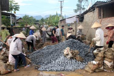 Nhân dân xã Thanh Lương (Văn Chấn) kiên cố hóa đường giao thông liên thôn.
