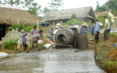 Nhân dân huyện Trấn Yên tích cực kiên cố hóa mạng lưới giao thông nông thôn.  
