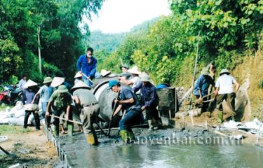 Hội viên CCB xã Tân Đồng (Trấn Yên) tham gia làm đường giao thông cùng nhân dân trong xã.