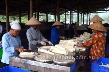 Người dân xã Kiên Thành tham gia chế biến măng tre Bát độ xuất khẩu.
