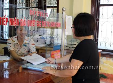 Cán bộ bộ phận “một cửa” Sở Tài nguyên - Môi trường bàn giao hồ sơ hành chính đất đai cho các tổ chức, cá nhân.