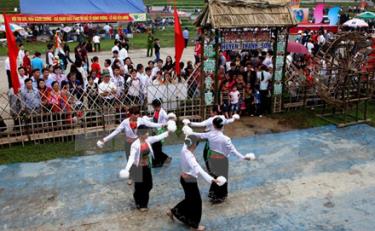 Biểu diễn văn nghệ tại hội trại của đồng bào dân tộc Mường. Ảnh minh họa.