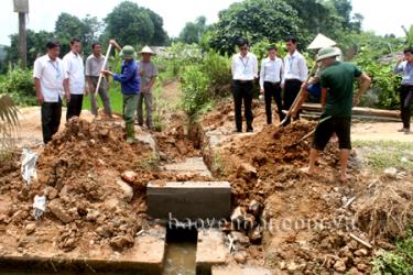 Lãnh đạo xã Đông Cuông kiểm tra xây dựng kênh mương nội đồng.
