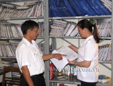 Cán bộ Thanh tra tỉnh kiểm tra hồ sơ tham mưu với UBND tỉnh ra quyết định giải quyết.