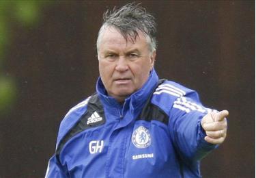 HLV Guus Hiddink chính thức dẫn dắt Chelsea.