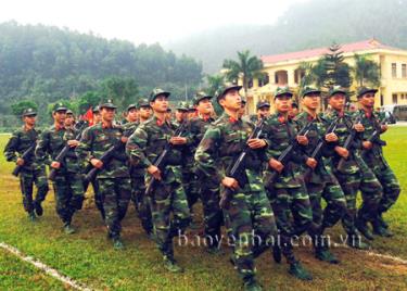 Tân binh do Đoàn B55 huấn luyện thực hiện diễu binh biểu dương lực lượng tại Lễ Tuyên thệ chiến sỹ mới đợt 2, năm 2015. 
