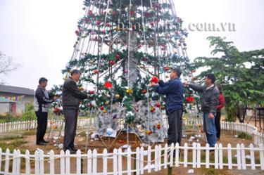 Các giáo dân phường Yên Thịnh trang trí cây thông Noel đón Giáng sinh 2015.
