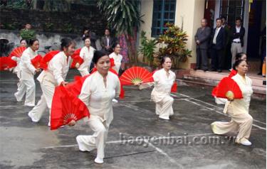 Người cao tuổi Khu dân cư Thống Nhất, phường Đồng Tâm (thành phố Yên Bái) tập thể dục dưỡng sinh nâng cao sức khỏe.
(Ảnh: Ngọc Đồng)