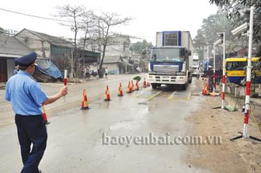 Kiểm tra tải trọng phương tiện tại Trạm cân tải trọng lưu động K14, quốc lộ 70. Ảnh: Hùng Cường.