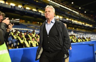 CĐV Chelsea háo hức chờ đón HLV Guus Hiddink.