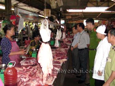 Đoàn Thanh tra liên ngành của tỉnh, kiểm tra ATVSTP tại các chợ trên địa bàn thành phố Yên Bái.