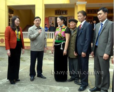 Đồng chí Dương Văn Thống - Phó bí thư Thường trực Tỉnh ủy, Chủ tịch HĐND tỉnh, Trưởng đoàn Đại biểu Quốc hội khóa XIII tỉnh Yên Bái (thứ 3 từ trái sang) tiếp xúc cử tri tại thị xã Nghĩa Lộ.