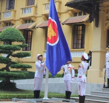 Lễ Thượng cờ chào mừng Cộng đồng ASEAN thành lập.