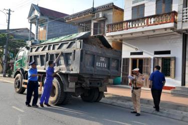 Đoàn công tác liên ngành đo kiểm tra kích thước giới hạn thùng xe.