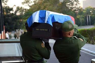 Tro cốt lãnh tụ Fidel castro được đưa lên xe chuẩn bị cho lễ rước.